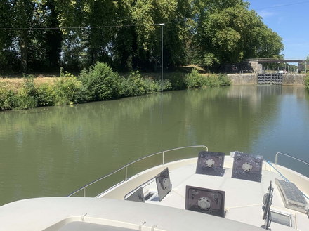 Ecluse à déclenchement manuel : il faut attraper la tige et la tourner d'un quart de tour vers la droite pour activer l'écluse Ecluse à déclenchement manuel : il faut attraper la tige et la tourner d'un quart de tour vers la droite pour activer l'écluse