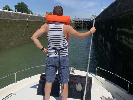 Prêts à s'amarrer dans l'écluse ! Prêts à s'amarrer dans l'écluse !