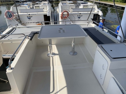 Sur le pont supérieur : une plancha, un évier, une table et une large banquette en forme de U ainsi que le cockpit, et les bains de soleil. Sur le pont supérieur : une plancha, un évier, une table et une large banquette en forme de U ainsi que le cockpit, et les bains de soleil.