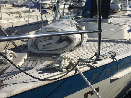 En premier, sur un voilier, les voiles seront enlevées et vérifiées afin de contrôler s'il y a des points à revoir : couture, bande UV, petite déchirure. En premier, sur un voilier, les voiles seront enlevées et vérifiées afin de contrôler s'il y a des points à revoir : couture, bande UV, petite déchirure.