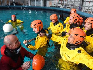 « Un homme à la mer ! »: Cammas et ses...
