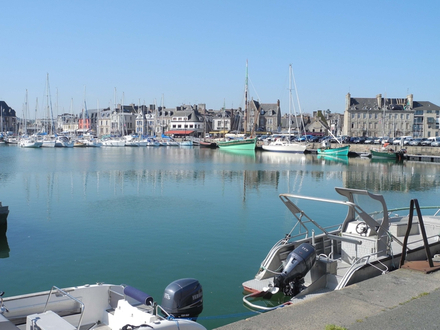 Bassin de plaisance devant la ville Bassin de plaisance devant la ville