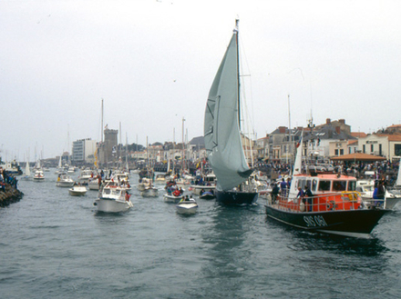 1990, premier Vendée Globe. Arrivée de Jean-François Coste dans le chenal de Port Olona, remorqué par le canot de sauvetage Patron Jack Morisseau.