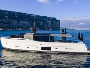 Un 18e Arcadia A85 mis à l'eau, avec une décoration totalement renouvelée par Hot Lab