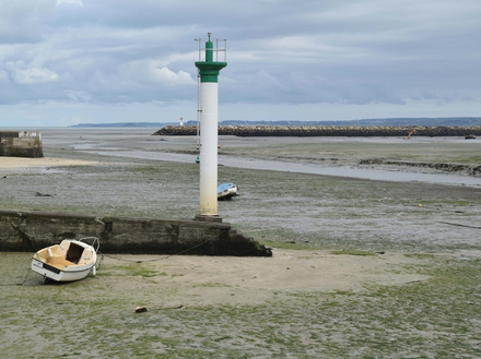 Chenal à marée basse et feu de la pointe de l'aigle Chenal à marée basse et feu de la pointe de l'aigle