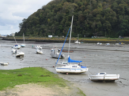 Mouillage dans l'avant-port à marée basse Mouillage dans l'avant-port à marée basse