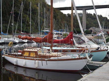 Partie du port avec pontons et catways