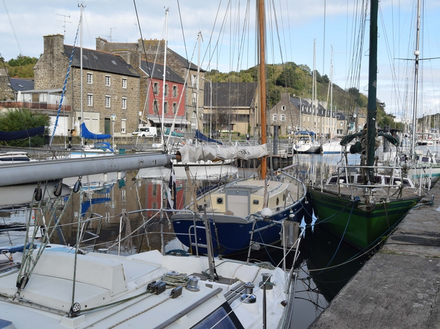 Partie du port avec bateaux à couples Partie du port avec bateaux à couples