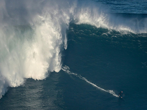 A Nazaré, des surfeurs de l'extrême s'attaquent aux premières vagues géantes