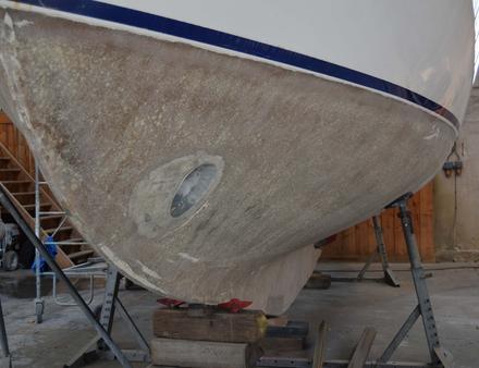 Carène pelée, prête à recevoir la résine Nautisme Article