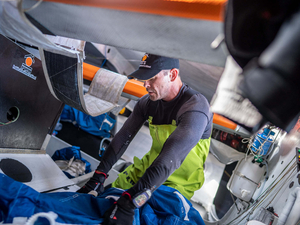 Vidéo : Kevin Escoffier découvre une voie d'eau à bord de PRB