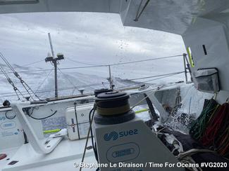 Vendée Globe : Le Cam en tête, la pression des...