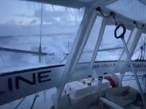 Vidéo Sam Davies : rafales à plus de 40 noeuds, les vagues passent par-dessus bord !