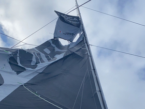Grand-voile déchirée à bord de DMG MORI Global One