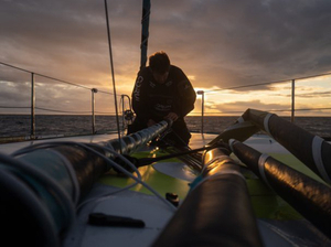 CORUM L'Épargne,  le bateau skippé par Nicolas Troussel a démâté au Nord-Ouest du Cap Vert