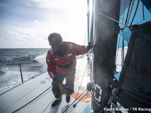 Thomas Ruyant contraint de monter en haut de son mât.