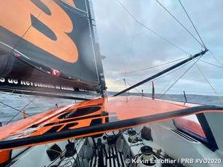 Kevin Escoffier déclenche sa balise de...