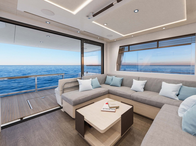 Le grand cockpit dispose d'un tableau arrière entièrement ouvert sur la mer, créant une communication parfaite entre le salon de pont et la plage de bain. Nautisme Article