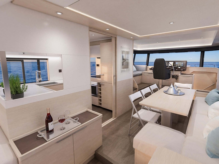 Le poste de pilotage central surélevé (avec 1 ou 2 sièges pilote en option) s'octroie l'aménagement et les équipements d'une timonerie de grand yacht. Nautisme Article