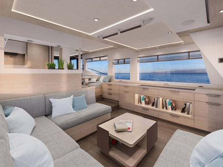 En accès direct depuis le cockpit, le grand salon inondé de lumière s'étend sur la largeur du bateau. Nautisme Article