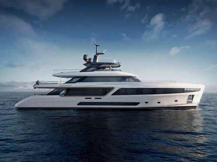 Le Motopanfilo offre des espaces généreux et lumineux, un contact visuel presque ininterrompu avec la mer et une série de vastes terrasses qui descendent jusqu'à la surface de l'eau.