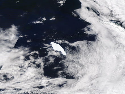 Image optique d'un iceberg géant A86 de 130 km de long, à la dérive.