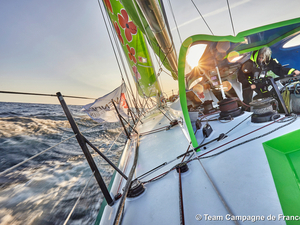 Miranda seule en mer depuis un mois autour du monde. 