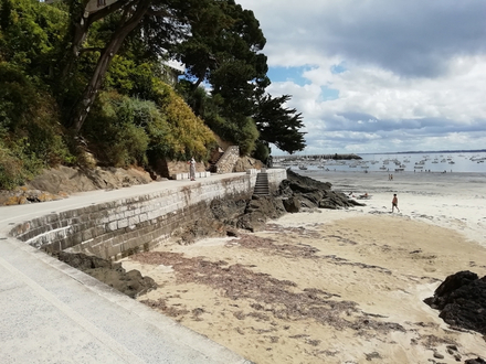 Chemin piéton le long de la plage pour aller en ville Chemin piéton le long de la plage pour aller en ville