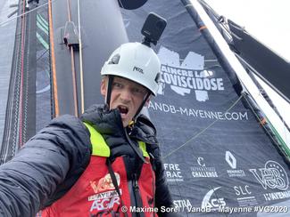Vendée Globe : deux voiles déchirées à bord de...