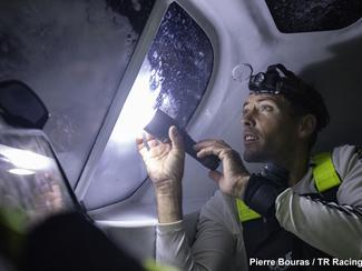 Thomas Ruyant : de l'eau dans la soute avant 