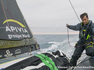 Charlie Dalin maintient sa position de leader