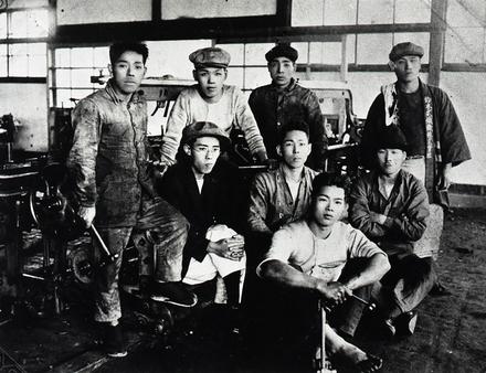 Suzuki Loom Manufacturing Co. Plus de 60 personnes travaillent sans relâche dans les ateliers de l'entreprise, et les jeunes sont souvent attirés par l'inventivité et la personnalité du créateur. Nautisme Article
