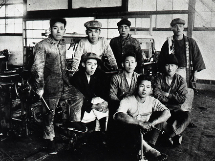 Suzuki Loom Manufacturing Co. Plus de 60 personnes travaillent sans relâche dans les ateliers de l'entreprise, et les jeunes sont souvent attirés par l'inventivité et la personnalité du créateur. Suzuki Loom Manufacturing Co. Plus de 60 personnes travaillent sans relâche dans les ateliers de l'entreprise, et les jeunes sont souvent attirés par l'inventivité et la personnalité du créateur.