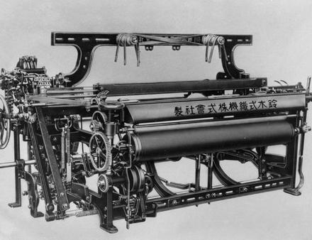 Métier à tisser 1932. Cette machine est capable de travailler des tissus de grande largeur. Elle réduit alors la pénibilité et augmente la productivité. Nautisme Article