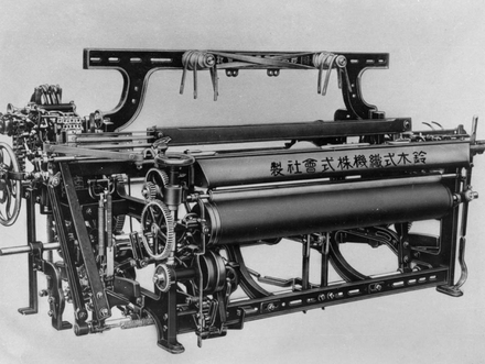 Métier à tisser 1932. Cette machine est capable de travailler des tissus de grande largeur. Elle réduit alors la pénibilité et augmente la productivité. Métier à tisser 1932. Cette machine est capable de travailler des tissus de grande largeur. Elle réduit alors la pénibilité et augmente la productivité.