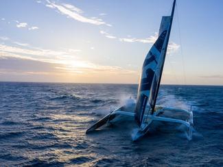 Abandon du Maxi Edmond de Rothschild sur le...