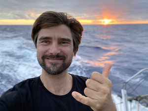 Charlie Dalin, Louis Burton et Boris Herrmann se détachent en tête de la flotte