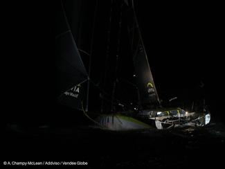 Charlie Dalin franchit la ligne d'arrivée du...