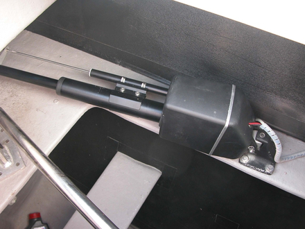 Pilote inboard électrique de plus de 10 ans toujours d'actualité Pilote inboard électrique de plus de 10 ans toujours d'actualité