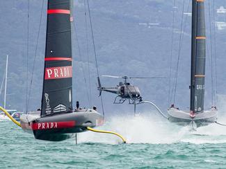 Luna Rossa Prada Pirelli en tête de la Prada...