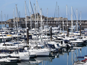La marina de Saint-Helier à Jersey fait peau neuve pour la saison estivale