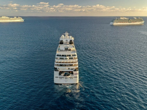 Au large de Chypre, des navires de croisières attendent la fin de la pandémie