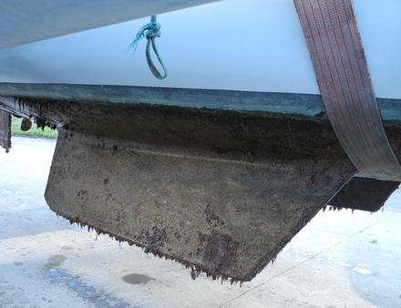 Après une saison à l'eau, cet antifouling à matrice dure a bien protégé la carène. Nautisme Article