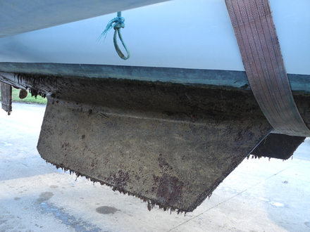 Après une saison à l'eau, cet antifouling à matrice dure a bien protégé la carène. Nautisme Article