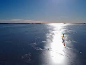 En Finlande, les planches à voile sur glace foncent sur la mer gelée