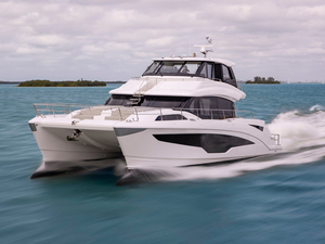 Le catamaran à moteur Aquila 70 fait ses débuts au salon nautique de Palm Beach