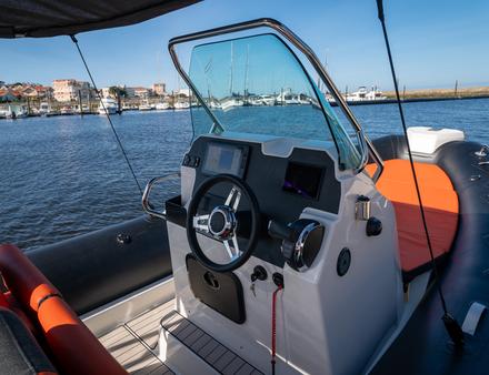 Poste de pilorage à l'abri du soleil grâce au bimini Nautisme Article