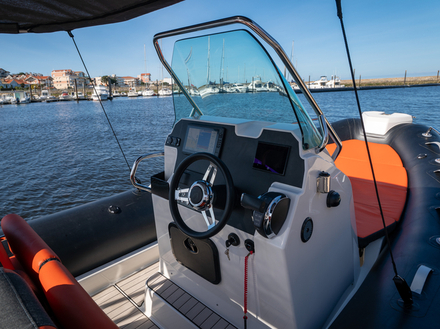 Poste de pilorage à l'abri du soleil grâce au bimini Nautisme Article