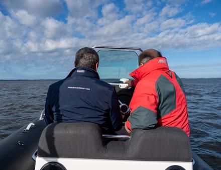 Deux sièges confortables au poste de pilotage Nautisme Article
