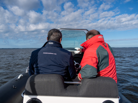 Deux sièges confortables au poste de pilotage Nautisme Article